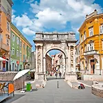 Casa Ulika In - Haus Fuer 2-3 Personen Пула